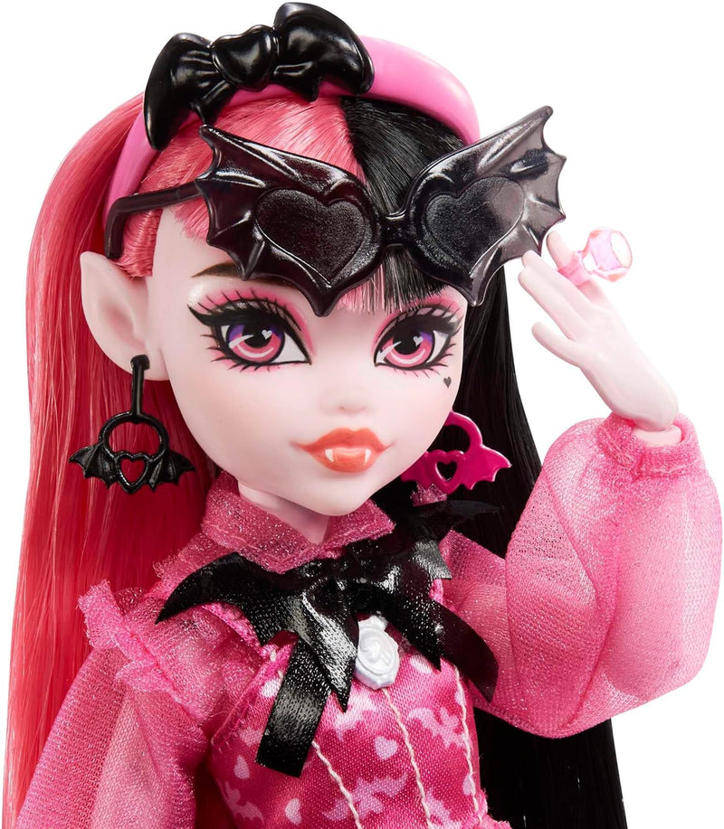Monster High: Draculaura - Signature Look with Fashion Accessories Pet Bat Count Fabulous Toys & Games Mattel