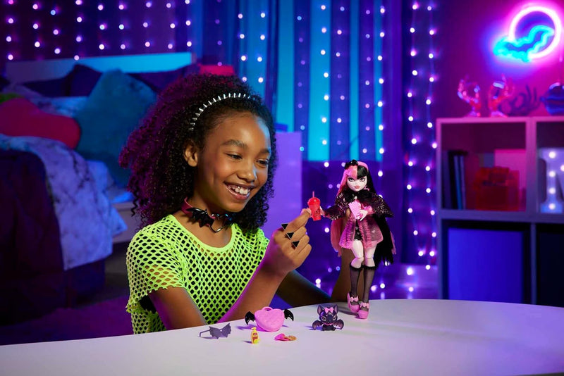 Monster High: Draculaura - Signature Look with Fashion Accessories Pet Bat Count Fabulous Toys & Games Mattel