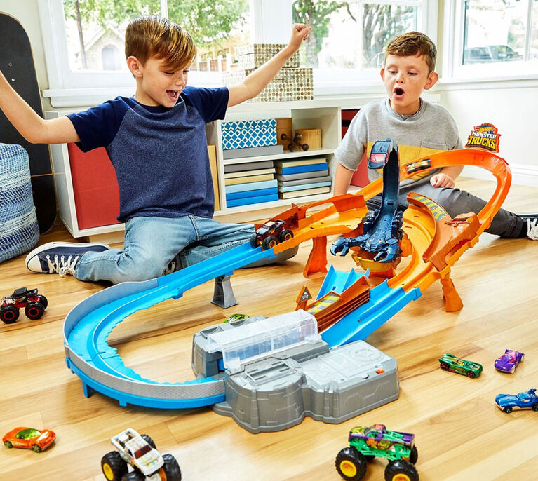 Hot Wheels Monster Trucks Scorpion Sting Raceway Track Set with 1 Toy Truck & 1 Car in 1:64 Scale, Boosted Race Track Toys & Games Hasbro   