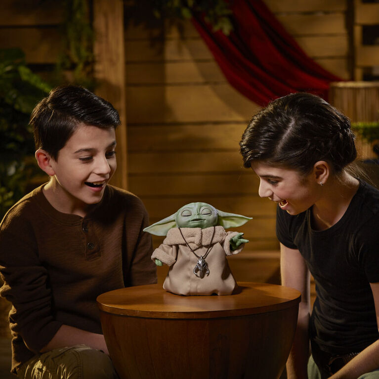 Star Wars: The Mandalorian - The Child (Baby Yoda) - Animatronic Edition [Toys, Ages 4+] Toys & Games Hasbro   