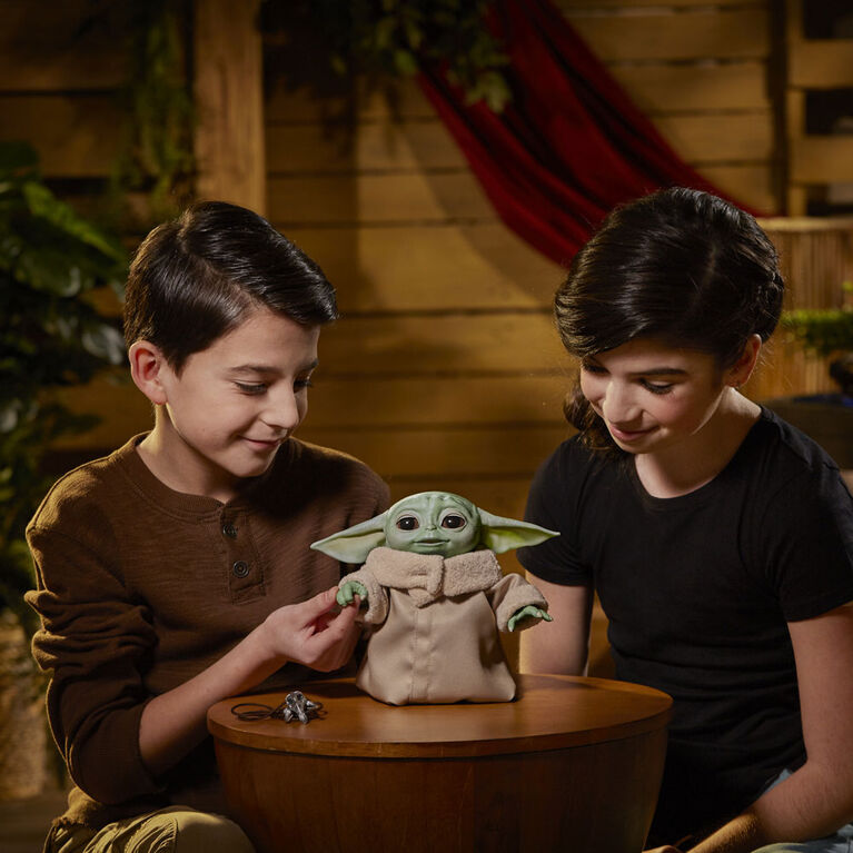 Star Wars: The Mandalorian - The Child (Baby Yoda) - Animatronic Edition [Toys, Ages 4+] Toys & Games Hasbro   