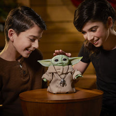 Star Wars: The Mandalorian - The Child (Baby Yoda) - Animatronic Edition [Toys, Ages 4+] Toys & Games Hasbro   