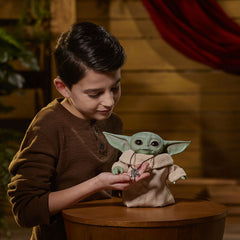 Star Wars: The Mandalorian - The Child (Baby Yoda) - Animatronic Edition [Toys, Ages 4+] Toys & Games Hasbro   